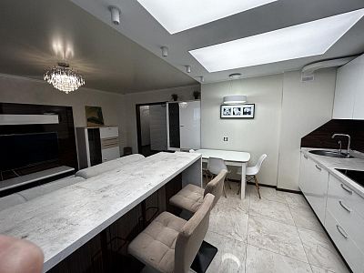 Снять квартиру г Тюмень, ул 50 лет Октября, д 57а 72000 рублей