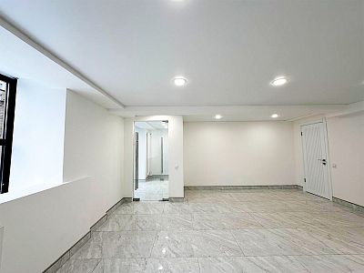 Снять в аренду торговую площадь г Москва, ул Садовая-Черногрязская, д 13/3 стр 1 220000 рублей