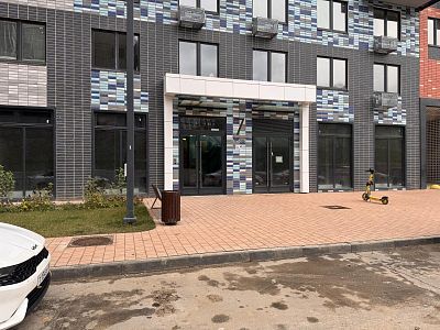 Снять в аренду торговую площадь Московская область, Ленинский городской округ, деревня Сапроново, микрорайон Купелинка, квартал Центральный, 7 140000 рублей