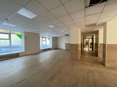 Снять в аренду торговую площадь г Одинцово, ул Садовая, д 3Б 300000 рублей